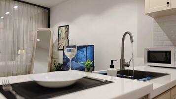 Departamento de lujo, 1 habitación, balcón, en el área del jardín | Escritorio, wifi gratis y ropa de cama