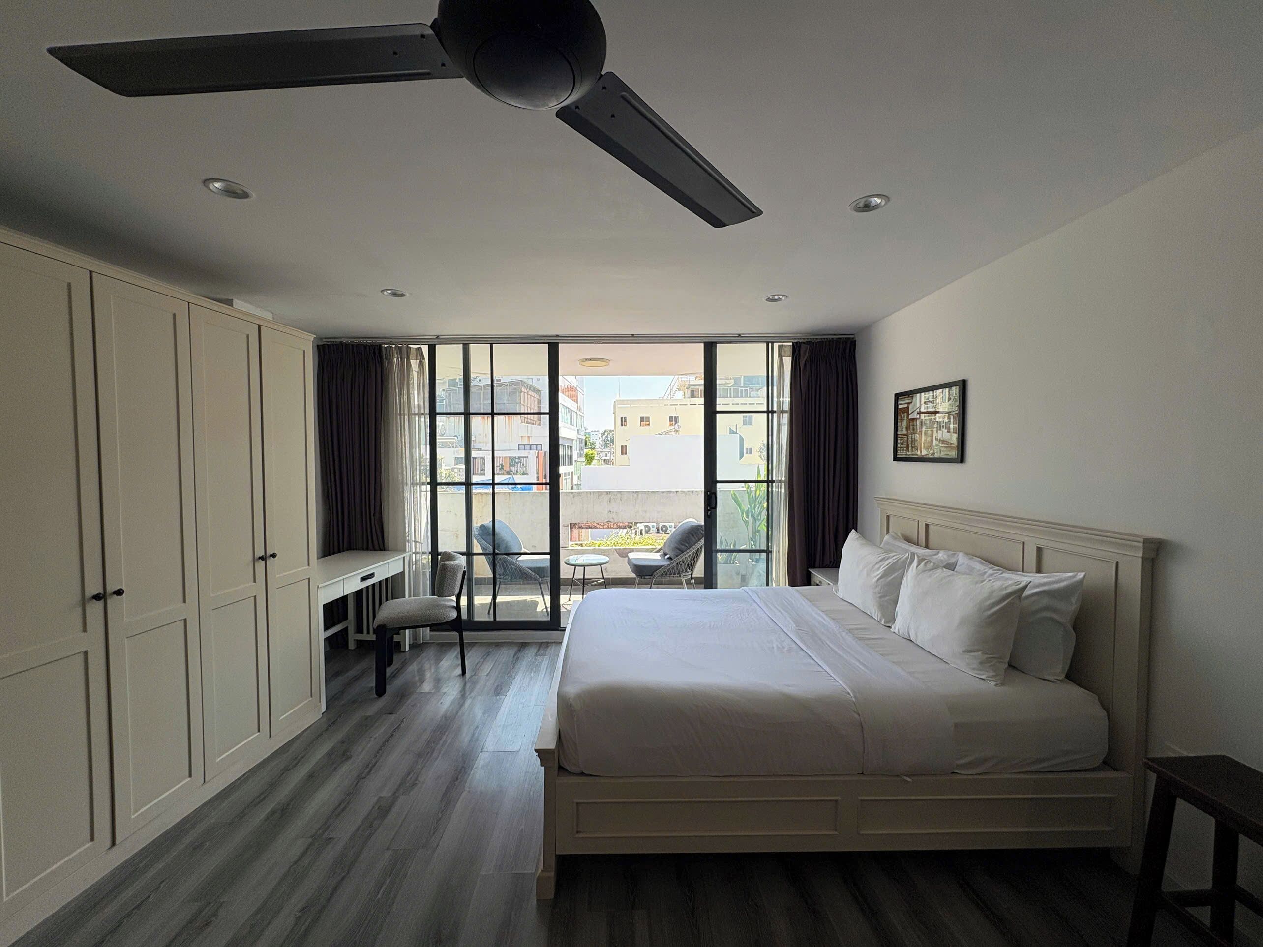 Escritorio, wifi gratis y ropa de cama 