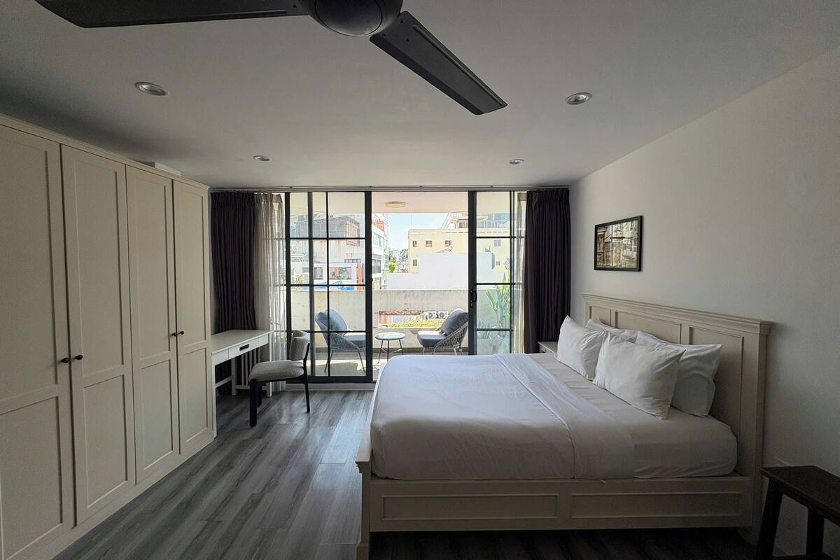 Luxury Apartment, 1 Bedroom, Balcony, Garden Area | Desk, free WiFi, bed sheets