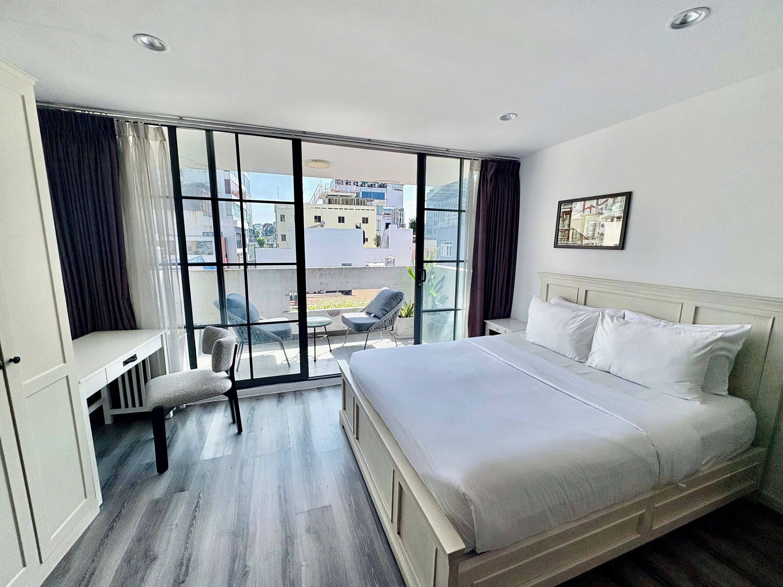 Escritorio, wifi gratis y ropa de cama 