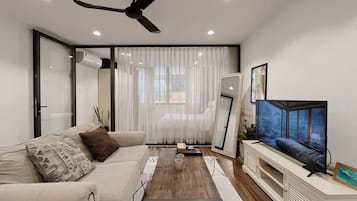 Departamento de lujo, 1 habitación, balcón, en el área del jardín | Escritorio, wifi gratis y ropa de cama