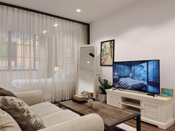 Desk, free WiFi, bed sheets - PIN Gem (Ho Chi Minh)