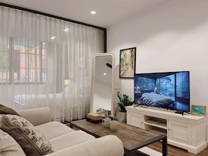 Apartamento superluxo, 1 quarto, sacada, no jardim | Escrivaninha, Wi-Fi de cortesia, roupa de cama