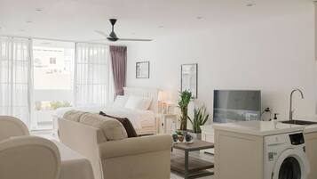 Escritorio, wifi gratis y ropa de cama