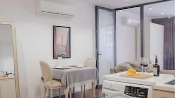 Escritorio, wifi gratis y ropa de cama