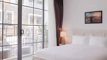 Escritorio, wifi gratis y ropa de cama