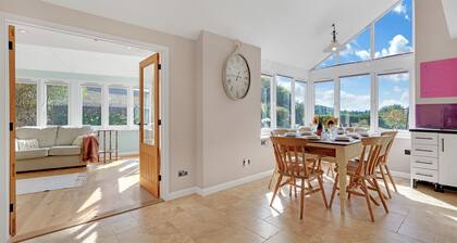 Whitehall Cottage - sleeps 8 guests in 4 bedrooms