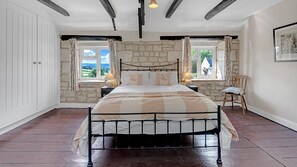 4 habitaciones, escritorio y tabla de planchar con plancha