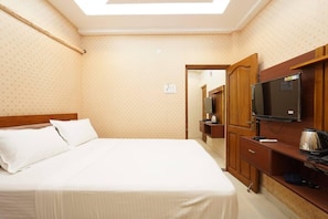 Deluxe Room | Hypo-allergenic bedding, desk, rollaway beds, free WiFi