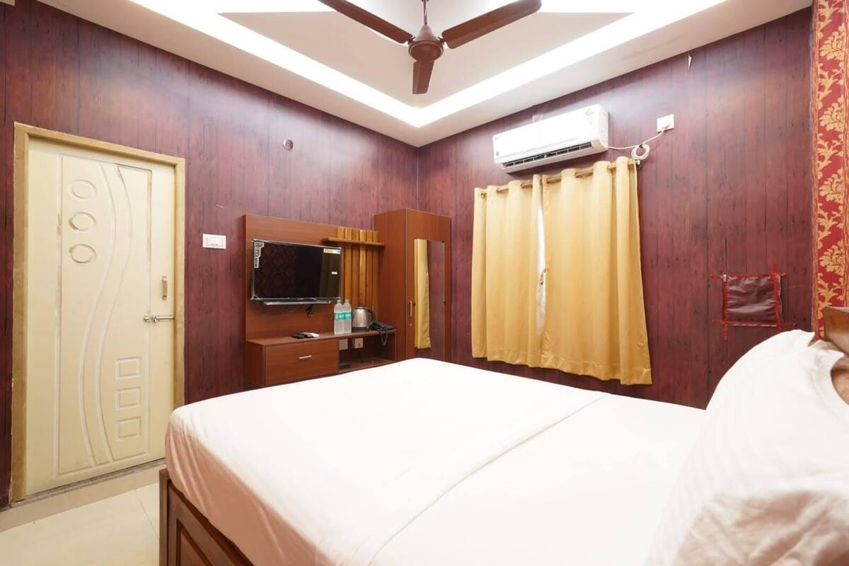 Deluxe Room | Hypo-allergenic bedding available, desk, rollaway beds (surcharge)