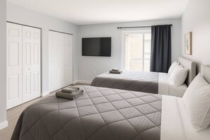 2 bedrooms, iron/ironing board, WiFi, bed sheets - Dwntwn King Suite Playhouse Sq, Rock Hall, CSU (Cleveland)