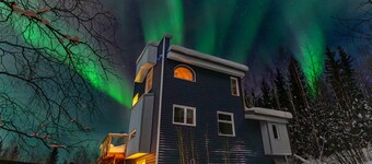 Scandi Aurora Villa: 2B2B House + Heated Cabin - Indoor Sauna & Epic Views