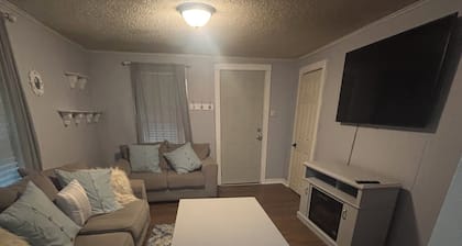 Comfortable 2BR Retreat in Ruston Perfect for Game Days”