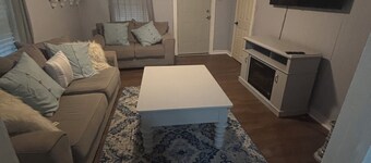 Comfortable 2BR Retreat in Ruston Perfect for Game Days”