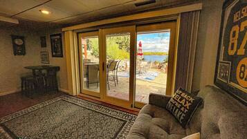 Televisión y chimenea