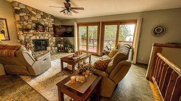 Een televisie en een open haard