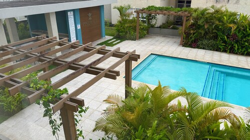 Vive Luxe Condo , Pool & 24/7 Security near Airport