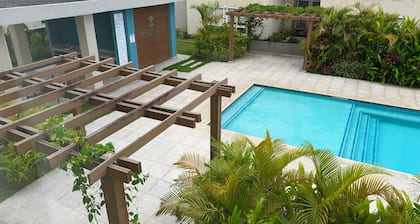 Vive Luxe Condo , Pool & 24/7 Security near Airport