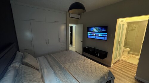 Vive Luxe Condo , Pool & 24/7 Security near Airport