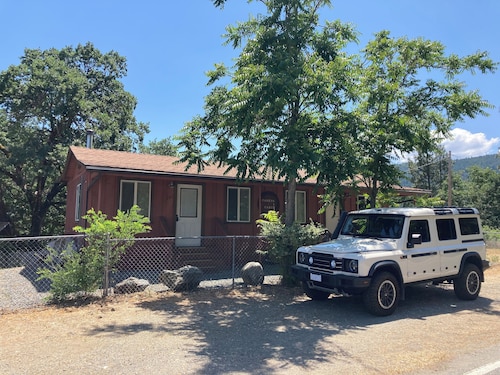 Historic 2-Bedroom Gold Miners Cabin on Trinity River, with Wi-Fi & A/c.