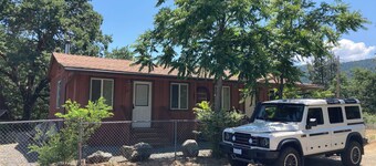 Historic 2-Bedroom Gold Miners Cabin on Trinity River, with Wi-Fi & A/c.