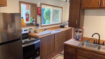 Een microgolfoven, een oven, een kookplaat, een vaatwasser