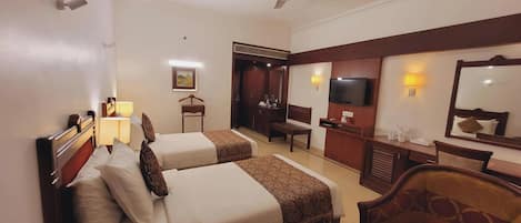 Habitación Deluxe con 2 camas individuales, vistas a la ciudad | Caja fuerte, tabla de planchar con plancha, wifi gratis