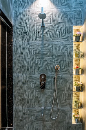 Premium Cottage | Bilik Mandi | Pancuran mandi, hulu semburan mandi hujan, bidet, tuala disediakan