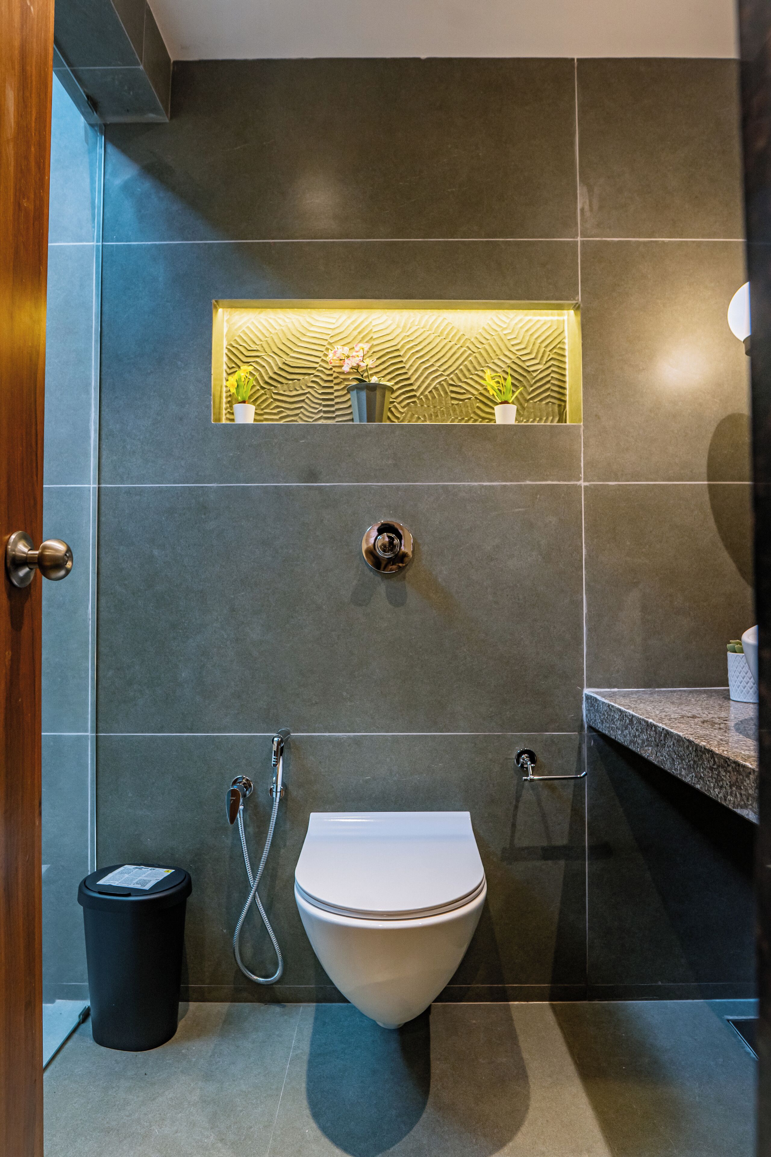 Un baño moderno con inodoro, ducha y lavamanos.