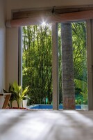 Suite junior, vistas a la piscina | Wifi gratis y ropa de cama