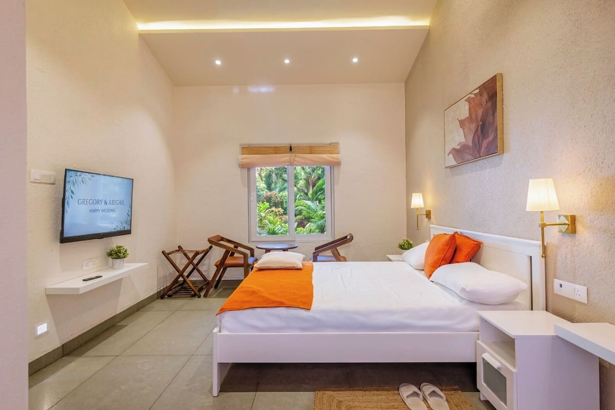 WiFi (free), bed sheets