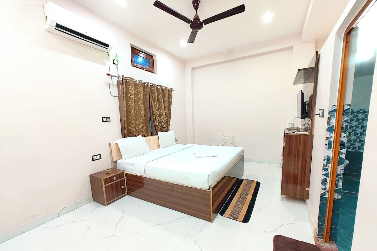 Habitación doble Deluxe, varias camas, aire acondicionado | Ropa de cama hipoalergénica, escritorio, insonorización y wifi gratis