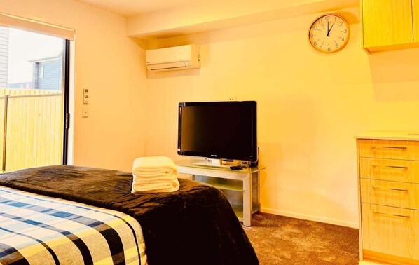 Iron/ironing board, WiFi, bed sheets