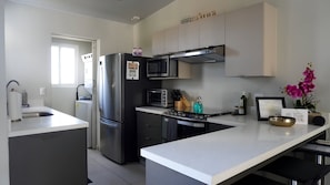 Micro-ondes, four, plaque de cuisson, cafetiĂšre/bouilloire