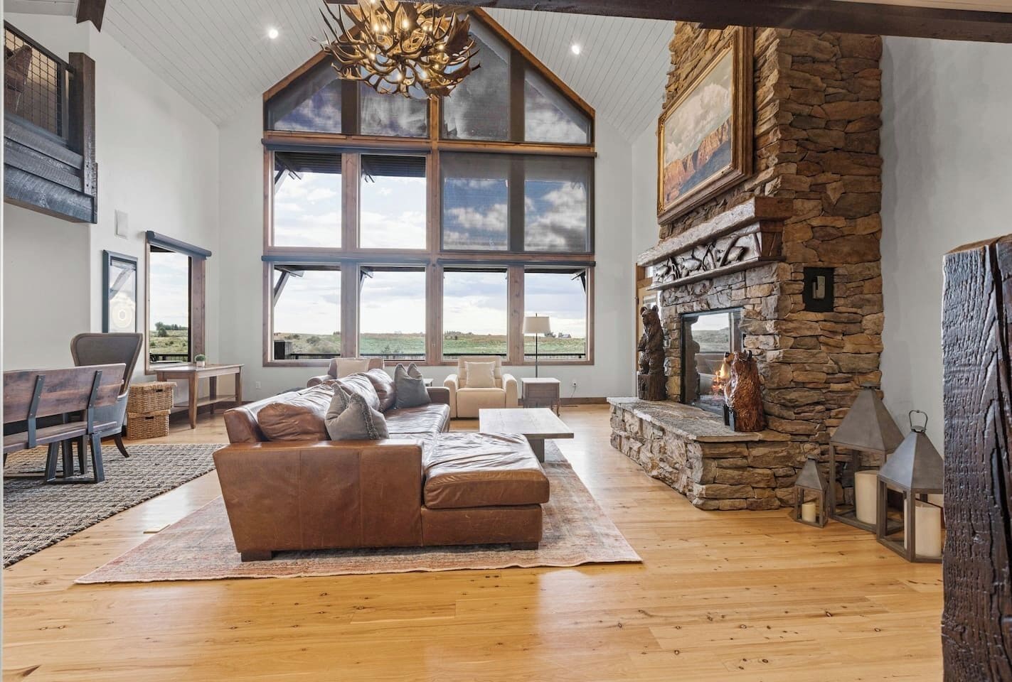 テレビ、暖炉、書庫