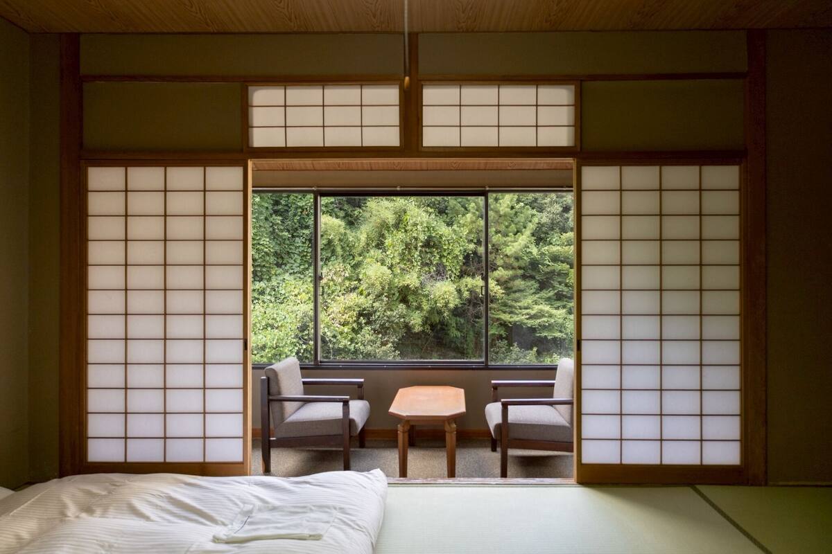 Quarto Quádruplo em estilo japonês | Cortinas blackout, Wi-Fi de cortesia