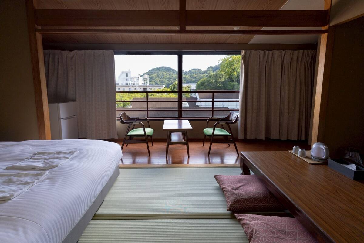 Quarto Duplo em estilo japonês | Cortinas blackout, Wi-Fi de cortesia