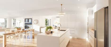 Refrigerador, microondas, horno, placa de cocina