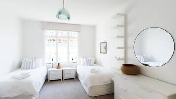 4 bedrooms, iron/ironing board, WiFi, bed sheets