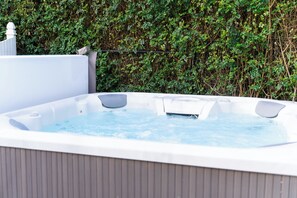 Outdoor spa tub - Springcombe Sunset - St Heliers Beach House (Auckland)