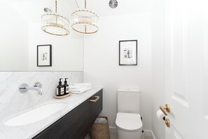 Shower, hair dryer, towels, soap - Springcombe Sunset - St Heliers Beach House (Auckland)