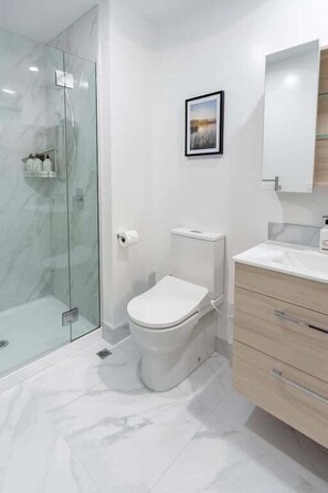 Towels, shampoo, toilet paper