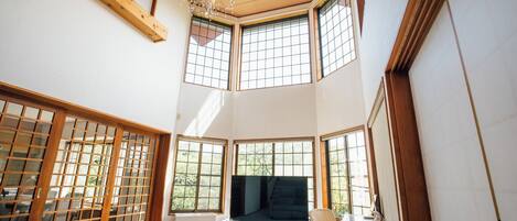 المنشأة من الداخل