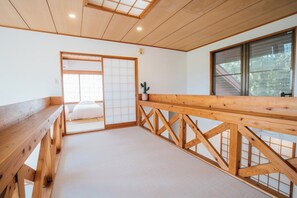4 bedrooms, desk, free WiFi, bed sheets