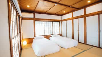 4 bedrooms, desk, free WiFi, bed sheets