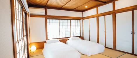 4 bedrooms, desk, free WiFi, bed sheets