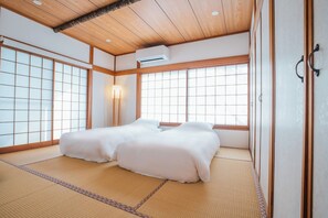 4 bedrooms, desk, free WiFi, bed sheets