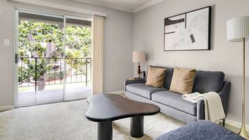 Een televisie en een stereo