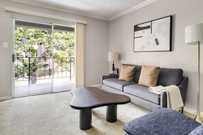 TV, stereo - Blueground | Campbell, pool, nr Campbell Park (Campbell)