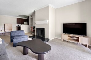 TV, stereo - Blueground | Campbell, pool, nr Campbell Park (Campbell)